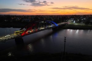 a partir de las 20 se llevó a cabo el acto licitatorio del nuevo puente que conectará a las dos ciudades más importantes del departamento La Capital. Foto: Fernando Nicola.