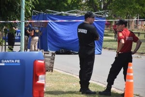 Policías, bomberos e investigadores. Típica escena tras un siniestro vial. Foto: Luis Cetraro.