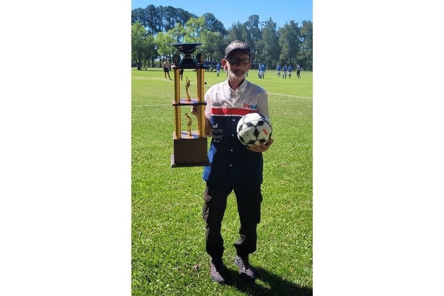 Un histórico del equipo de Periodistas, el capitán Mario Enrique Díaz.