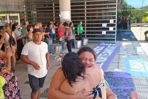 Llanto y abrazo. La madre de la menor víictima celebró el fallo con los manifestantes que se concentraron en la explanada de Tribunales.