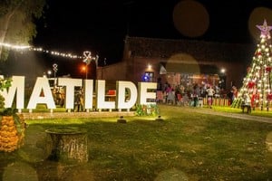 “Un reconocimiento especial al Área de Cultura, que llenó de magia nuestro espacio con sus hermosos adornos navideños. También agradecemos profundamente a las profesoras y alumnos de los talleres comunales, cuyas presentaciones y dedicación llenaron la noche de talento y creatividad”, adelantó el presidente comunal Lucas Saldaño.