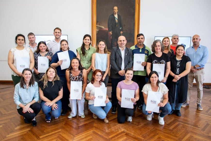 En primer lugar, se llevó a cabo la entrega de 10 créditos del programa “Banco Solidario” con el objetivo de impulsar proyectos que generen impacto positivo en el desarrollo económico, productivo y social de la región.