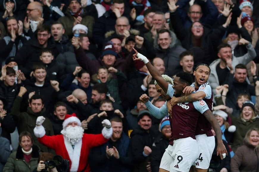 Soccer Football - Premier League - Aston Villa v Manchester City - Villa Park, Birmingham, Britain - December 21, 2024
Aston Villa's Jhon Duran celebrates scoring their first goal with Boubacar Kamara as a fan dressed as Father Christmas is seen celebrating Action Images via Reuters/Lee Smith EDITORIAL USE ONLY. NO USE WITH UNAUTHORIZED AUDIO, VIDEO, DATA, FIXTURE LISTS, CLUB/LEAGUE LOGOS OR 'LIVE' SERVICES. ONLINE IN-MATCH USE LIMITED TO 120 IMAGES, NO VIDEO EMULATION. NO USE IN BETTING, GAMES OR SINGLE CLUB/LEAGUE/PLAYER PUBLICATIONS. PLEASE CONTACT YOUR ACCOUNT REPRESENTATIVE FOR FURTHER DETAILS..     TPX IMAGES OF THE DAY