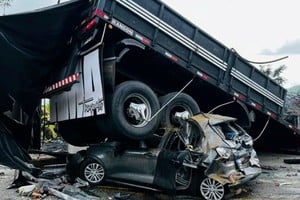 El ómnibus chocó contra un camión y un auto y se prendió fuego en Minas Gerais.