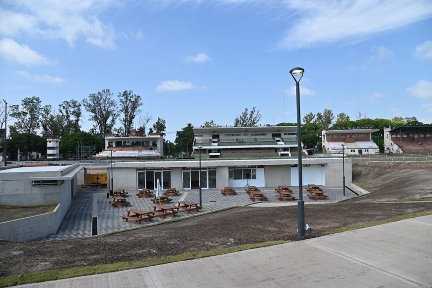 Las canchas de fútbol se encuentran en la etapa final de instalación, dentro del proyecto a cargo de la Escuela Oficial de Entrenadores de César Luis Menotti, propiedad César Mario Menotti, hijo del ex entrenador campeón del mundo con Argentina en 1978, fallecido meses atrás. Son unos 32.000 metros cuadrados concesionados por el Estado municipal para la "explotación comercial de un complejo académico y de alto rendimiento deportivo".