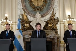 Demian Reidel, Javier Milei y Rafael Mariano Grossi, durante la presentación en la Casa Rosada.