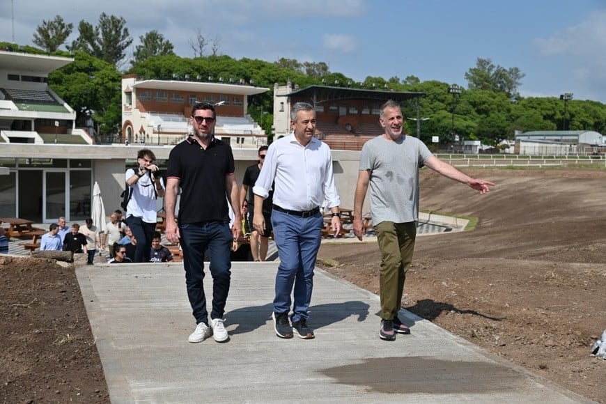 Las canchas de fútbol se encuentran en la etapa final de instalación, dentro del proyecto a cargo de la Escuela Oficial de Entrenadores de César Luis Menotti, propiedad César Mario Menotti, hijo del ex entrenador campeón del mundo con Argentina en 1978, fallecido meses atrás. Son unos 32.000 metros cuadrados concesionados por el Estado municipal para la "explotación comercial de un complejo académico y de alto rendimiento deportivo".