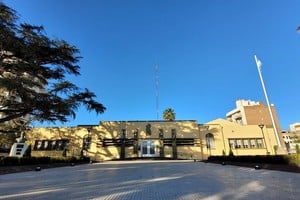 Se entonarán las estrofas del Himno Nacional, las autoridades descubrirán una placa, se presentará un racconto histórico con soporte fotográfico y además habrá una representación teatral a cargo de la agrupación Hacemos Teatro.