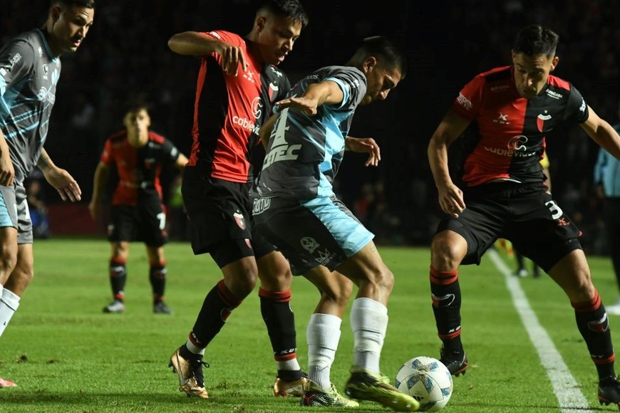 El Gasolero en Santa Fe. La postal de abril de este año cuando empataron 0 a 0 en el Brigadier López. Ahora, Temperley tiene a Aníbal Biggeri como entrenador y a Javier Toledo, ex Colón, como refuerzo goleador en la ofensiva celeste. Foto: Mauricio Garín.