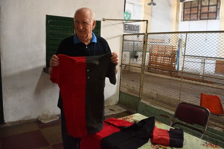 El recuerdo, esa camiseta. José Luis Motura en una de las tantas producciones de El Litoral, recordando ese gol a Unión que se metió en la historia de los clásicos en Santa Fe. Foto: Guillermo Di Salvatore.