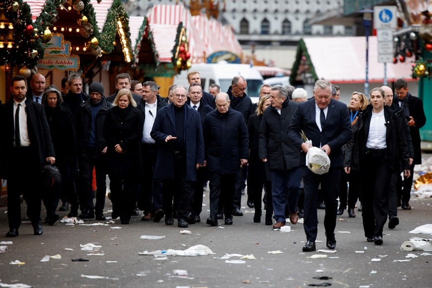 German Chancellor Olaf Scholz and Prime Minister of Saxony-Anhalt Reiner Haseloff visit the site where a car drove into a crowd of a Christmas market in Magdeburg, Germany December 21, 2024. REUTERS/Axel Schmidt