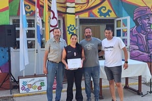 Seguidamente se recibieron donaciones y presentes de la Biblioteca Popular Escolar Lisandro de la Torre, de Vecinal Barrio Moreno, de Nelly y Ana María Mitri , de los Guaycurúes y de la Dirección de Educación de la Municipalidad de Sunchales.