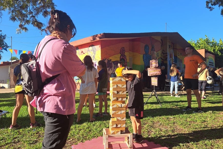 Seguidamente se recibieron donaciones y presentes de la Biblioteca Popular Escolar Lisandro de la Torre, de Vecinal Barrio Moreno, de Nelly y Ana María Mitri , de los Guaycurúes y de la Dirección de Educación de la Municipalidad de Sunchales.