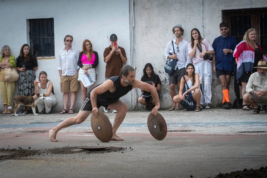 Performance de Nicolás Parrillo por Guillermo Fernández (CAMPO ART FEST 2022).