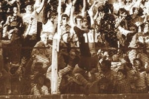 Colgado del gol de su vida. Una imagen imborrable: Motura trepado al alambrado con la gente rugiendo de alegría en el 15 de Abril. Colón, que podía haber descendido ese día, dio el gran batacazo contra Unión: 32 partidos sin ganar de visitante y 11 partidos sin ganarle al Tate. Foto: Archivo histórico El Litoral