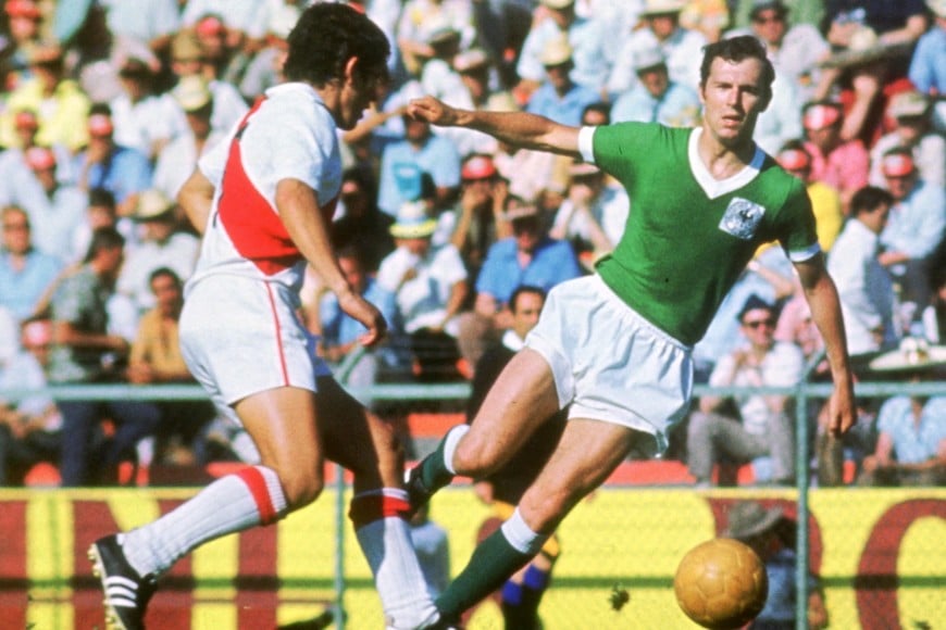 FILE PHOTO: Football - 1970 FIFA World Cup - Group D - West Germany v Peru - Estadio Guanajuato, Leon - 10/6/70. West Germany's Franz Beckenbauer in action. Mandatory Credit: Action Images/Sporting Pictures/File Photo