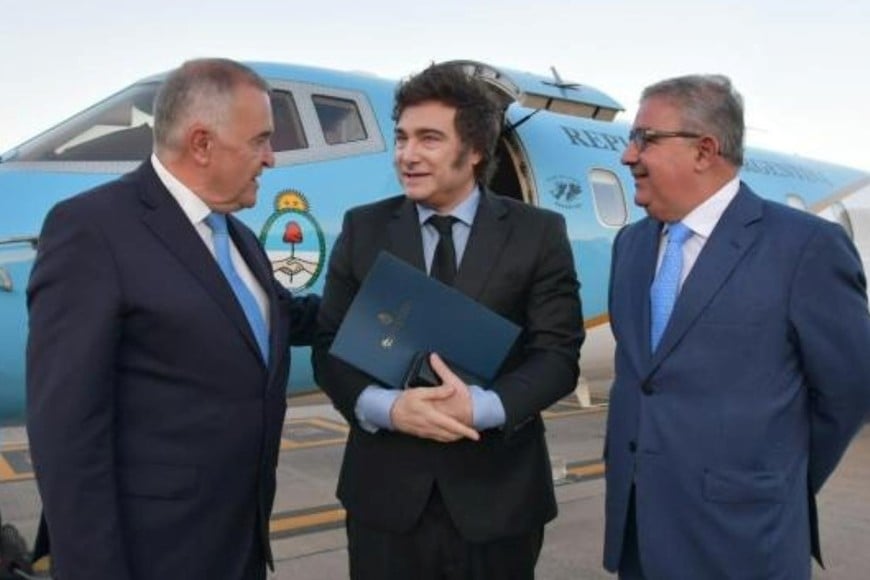 Milei junto a los gobernadores Osvaldo Jaldo (Tucumán) y Raúl Jalil (Catamarca), durante su reciente visita a la Fundación Federalismo y Libertad, en la capital tucumana.