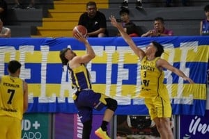 Hans Feder Ponce encarando al are. Foto: Prensa Jujuy Básquet