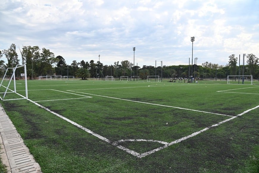 Las canchas de fútbol se encuentran en la etapa final de instalación, dentro del proyecto a cargo de la Escuela Oficial de Entrenadores de César Luis Menotti, propiedad César Mario Menotti, hijo del ex entrenador campeón del mundo con Argentina en 1978, fallecido meses atrás. Son unos 32.000 metros cuadrados concesionados por el Estado municipal para la "explotación comercial de un complejo académico y de alto rendimiento deportivo".