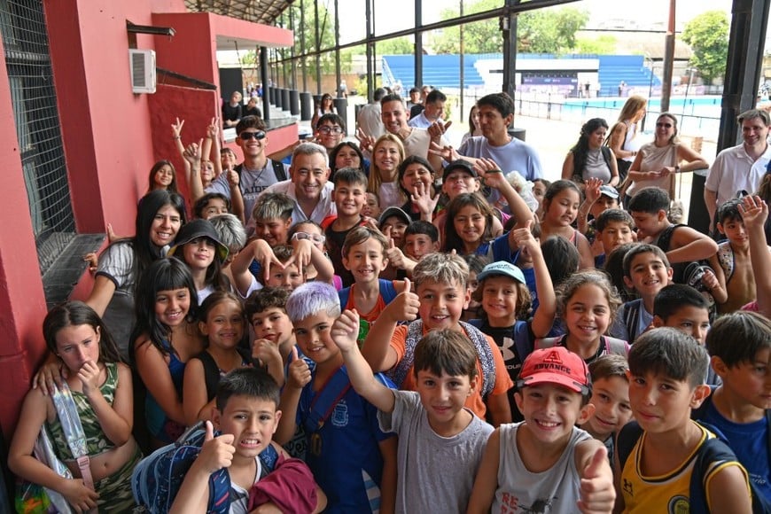 "Los recursos públicos, los recursos del Estado, hay que meterlos acá. En el Parque del Mercado, en los polideportivos, en las salas de máquinas. En los lugares donde si no lo hacemos nosotros, probablemente nadie venga a hacer esa inversión acá", sostuvo el intendente, quien estuvo acompañado durante su visita por integrantes de su gabinete.