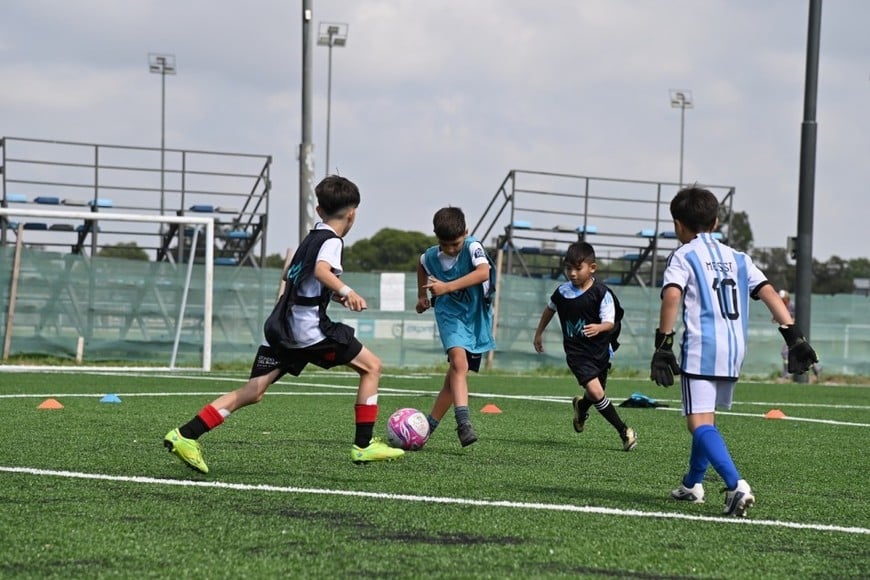 Las canchas de fútbol se encuentran en la etapa final de instalación, dentro del proyecto a cargo de la Escuela Oficial de Entrenadores de César Luis Menotti, propiedad César Mario Menotti, hijo del ex entrenador campeón del mundo con Argentina en 1978, fallecido meses atrás. Son unos 32.000 metros cuadrados concesionados por el Estado municipal para la "explotación comercial de un complejo académico y de alto rendimiento deportivo".