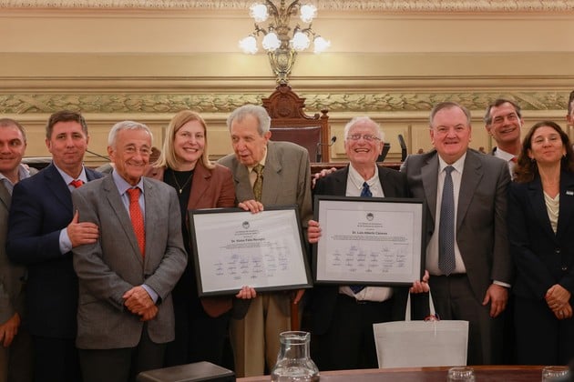 Homenaje a Víctor Reviglio y Luis Cáceres.