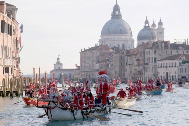 Papás Noel navegaron por los canales de Venecia en una regata festiva