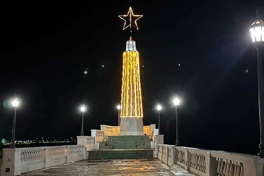 El remozado faro, con adornos navideños. Crédito: Gentiliza @MicaelaCetola