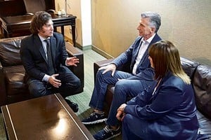 Otros tiempos. Luego de las PASO de 2023 y a fin de conjurar cualquier posibilidad de triunfo de Sergio Massa en las presidenciales,  Macri reunió a Milei y Bullrich en su casa para acercar posiciones entre, hasta ese momento, dos competidores. El "pacto de Acassuso" derivó en un fuerte alineamiento entre el libertario y su actual ministra de Seguridad,que ahora exigen definiciones y apoyos al fundador del PRO.