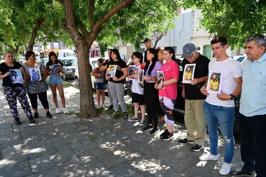 Familiares de Mía (la niña fallecida) se manifestaron frente a la escuela Normal para pedir justicia. Foto: Flavio Raina.