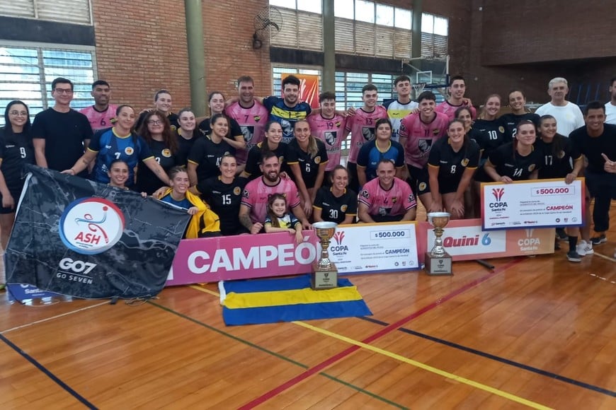 Dos campeones, dos copas. La hermosa postal final donde las chicas de Il Peretz de Santa Fe y los varones de Porvenir Talleres de Villa Constitución posan con sus respectivos trofeos. Foto: Gentileza Santa Fe Producciones/Mario Bossi