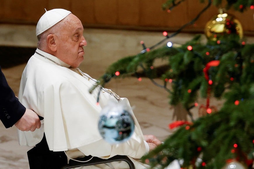 Pope Francis holds an audience to deliver a Christmas message to Vatican workers in Paul VI Hall at the Vatican, December 21, 2024. REUTERS/Ciro De Luca