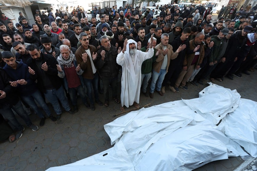 Mourners pray during the funeral of Palestinians killed in an Israeli strike, amid the ongoing conflict between Israel and Hamas, at Al-Aqsa Martyrs Hospital, in Deir Al-Balah, in the central Gaza Strip, December 22, 2024. REUTERS/Ramadan Abed