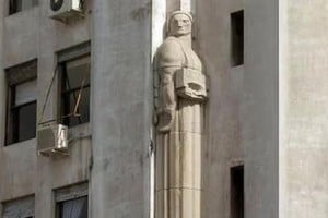 "Escultura de la Coima", observarla produce escalofríos: la posición del cuerpo, tenso y apurado; la mano oculta, a la espera del dinero. Una radiografía de los corruptos.