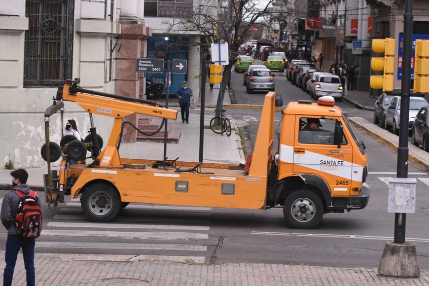 La grúa con la que cuenta el municipio para "levantar" vehículos en infracción. Foto: Guillermo Di Salvatore