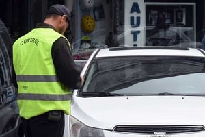 Los inspectores recorren las zonas donde funciona el SEOM. Ante la falta de ingreso al sistema, emiten la multa. Foto: Guillermo Di Salvatore