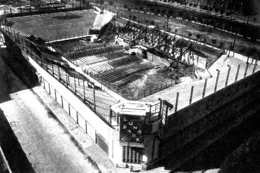 En construcción. A fines de la década 1920, el Luna Park comenzó a levantarse, para ser inaugurado en 1932. Ismael Pace y José "Pepe" Lectoure (tío de Tito Lectoure) fueron los visionarios en aquellos años, quizás sin saber en lo que convirtió el emblemático estadio. Archivo El Litoral.