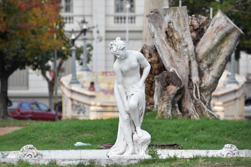 La Plaza España también fue mejorada, con juegos “blandos” para los niños. No obstante, sus objetos patrimoniales como la clásica estatua merecen ser restaurados.