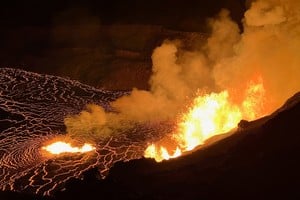 La lava erupcionando este lunes desde las fisuras, dentro de la caldera superior Kaluapele. Vía Reuters.