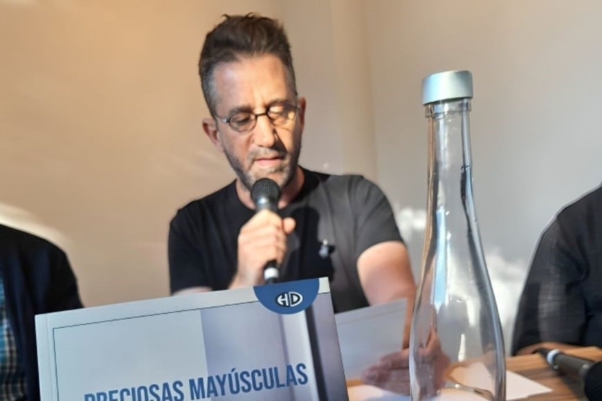 Julián Gorodischer presentó su compilación “Preciosas Mayúsculas, piezas secretas en el periodismo del siglo XX (Argentina, 1930-1998)”, junto a Carlos Ulanovsky  y el editor Diego Rosake (Hemisferio Derecho Ediciones).