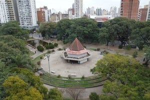 Un símbolo. La Plaza Colón, donde está el emblemático Palomar, fue intervenida recientemente. Sin embargo, todavía queda mucho por mejorar un espacio que es muy caro al sentimiento de los santafesinos. Crédito: Luis Cetraro