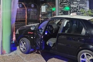 El Fiat Siena escapó del control de su conductor y terminó impactando con el frente del local.