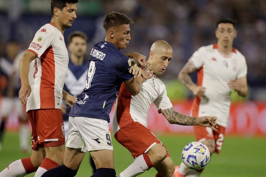 Soccer Football - Primera Division - Velez Sarsfield v Huracan - Estadio Jose Amalfitani, Buenos Aires, Argentina - December 15, 2024
Velez Sarsfield's Braian Romero in action with Huracan's Federico Fattori
REUTERS/Cristina Sille