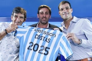 En la foto, junto al presidente Milito y el director deportivo Saja.