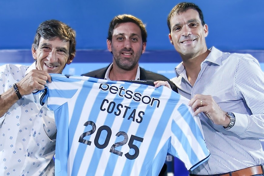 La renovación de Gustavo Costas fue el primer "refuerzo" para la Academia. En la foto, junto al presidente Milito y el director deportivo Saja. Gentileza Racing Club