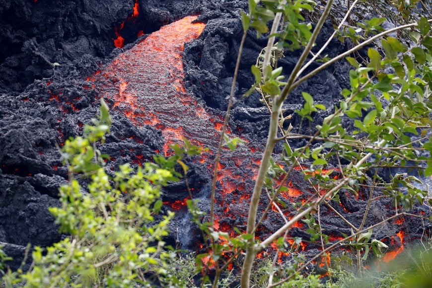 Lava erupts from a fissure east of the Leilani Estates subdivision during ongoing eruptions of the Kilauea Volcano in Hawaii, U.S., May 12, 2018.  REUTERS/Terray Sylvester eeuu hawaii  hawaii erupcion volcan Kilauea erupciones volcanicas volcanes la lava se derramo por todo la ciudad calles