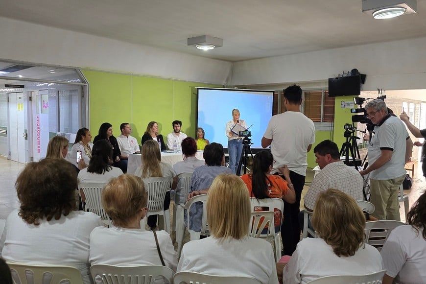 La ministra de Salud, Silvia Ciancio, estuvo presente en el momento de la llegada del equipo; junto al intendente, Natalio Lattanzi y las diputadas Fernanda Castellani y Rosana Bellati.