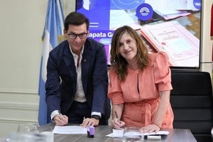 Daniel Di Lena, vicepresidente ejecutivo de la Caja de Asistencia Social-Lotería de Santa Fe, y la presidenta del Concejo, Adriana Molina, acordaron sensibilizar y prevenir el acceso de menores a juegos de azar en línea ilegales. Crédito: Gentileza Concejo