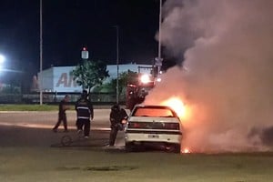 Los empleados del peaje alertaron a emergencias y bomberos controlaron el fuego, que causó daños totales al auto.