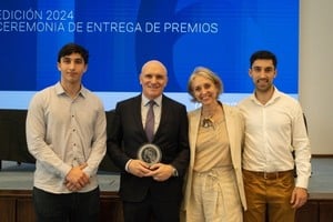 Espert junto a su familia, en la entrega de premios